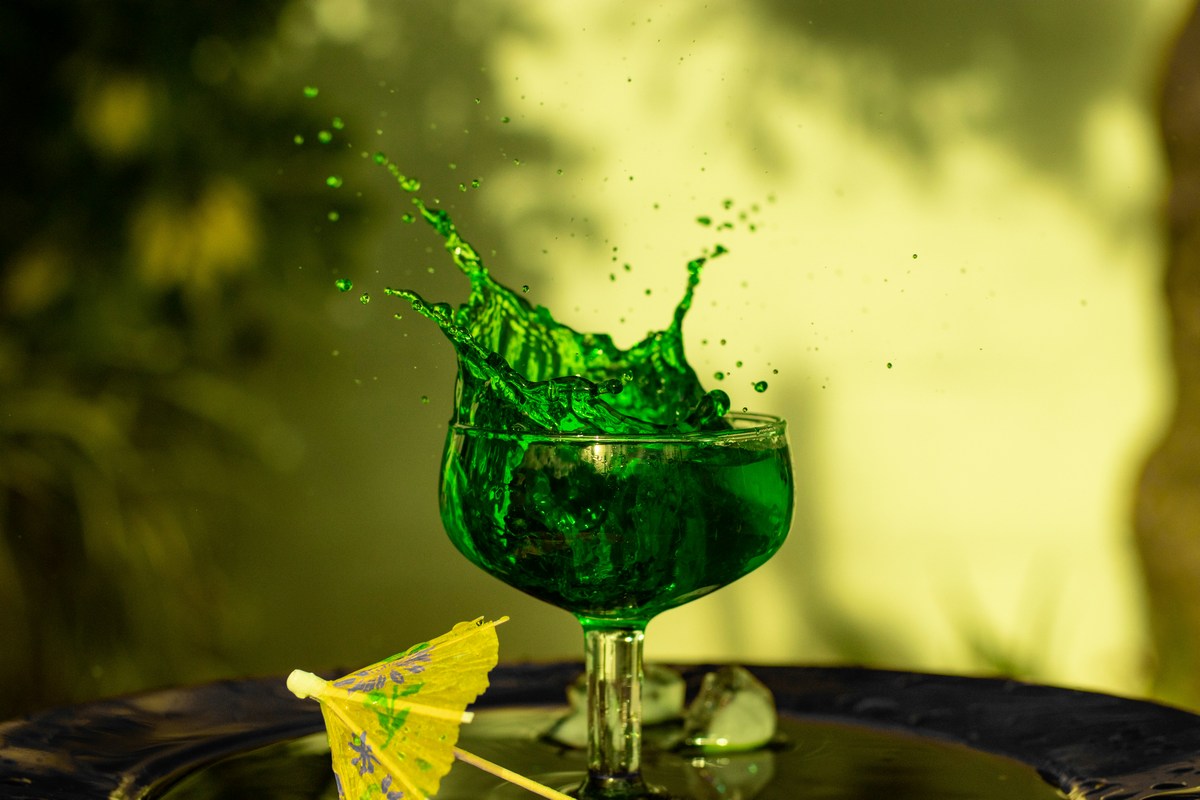 Historie absintu: od zakázané lihoviny k legendě v lahvi